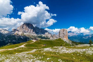 5 Torri, Belluno, Veneto, İtalya. Cinque Torri. Yazın Beş Kulenin Manzarası, Dolomitler Alp Dağları
