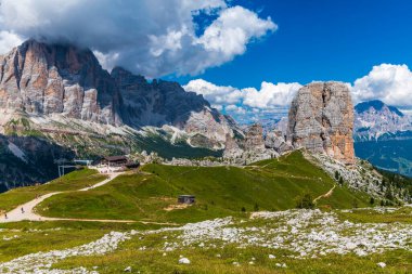 5 Torri, Belluno, Veneto, İtalya. Cinque Torri. Yazın Beş Kulenin Manzarası, Dolomitler Alp Dağları