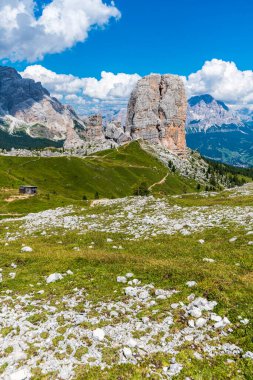 5 Torri, Belluno, Veneto, İtalya. Cinque Torri. Yazın Beş Kulenin Manzarası, Dolomitler Alp Dağları