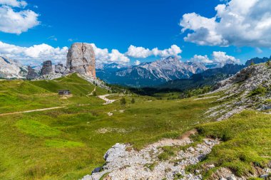 5 Torri, Belluno, Veneto, İtalya. Cinque Torri. Yazın Beş Kulenin Manzarası, Dolomitler Alp Dağları