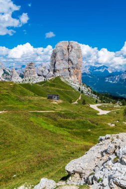 5 Torri, Belluno, Veneto, İtalya. Cinque Torri. Yazın Beş Kulenin Manzarası, Dolomitler Alp Dağları