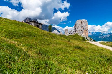 5 Torri, Belluno, Veneto, İtalya. Cinque Torri. Yazın Beş Kulenin Manzarası, Dolomitler Alp Dağları