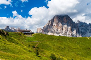 5 Torri, Belluno, Veneto, İtalya. Cinque Torri. Yazın Beş Kulenin Manzarası, Dolomitler Alp Dağları