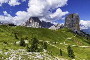 5 Torri, Belluno, Veneto, İtalya. Cinque Torri. Yazın Beş Kulenin Manzarası, Dolomitler Alp Dağları