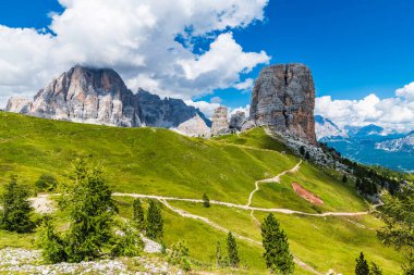5 Torri, Belluno, Veneto, İtalya. Cinque Torri. Yazın Beş Kulenin Manzarası, Dolomitler Alp Dağları