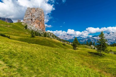 5 Torri, Belluno, Veneto, İtalya. Cinque Torri. Yazın Beş Kulenin Manzarası, Dolomitler Alp Dağları