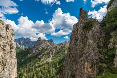 5 Torri, Belluno, Veneto, İtalya. Cinque Torri. Yazın Beş Kulenin Manzarası, Dolomitler Alp Dağları