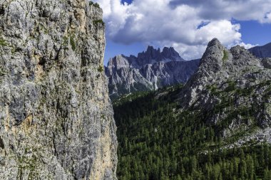 5 Torri, Belluno, Veneto, İtalya. Cinque Torri. Yazın Beş Kulenin Manzarası, Dolomitler Alp Dağları