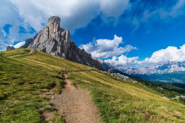 5 Torri, Belluno, Veneto, İtalya. Cinque Torri. Yazın Beş Kulenin Manzarası, Dolomitler Alp Dağları