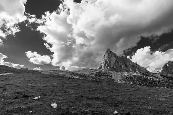 Torri Belluno Veneto イタリア シンク トーリ 夏の5つの塔の風景 ドロマイトアルプス山脈 黒と白の写真 — ストック写真