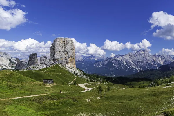 5 Torri, Belluno, Veneto, İtalya. Cinque Torri. Yazın Beş Kulenin Manzarası, Dolomitler Alp Dağları