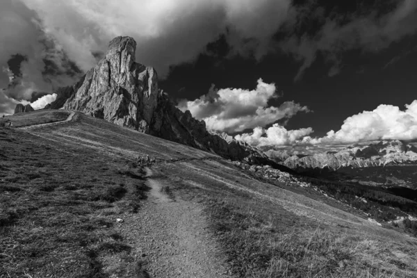 Torri Belluno Veneto イタリア シンク トーリ 夏の5つの塔の風景 ドロマイトアルプス山脈 黒と白の写真 — ストック写真