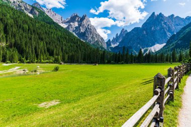 Fiscalina Vadisi Doğa ve Köy, San Candido, İtalya 