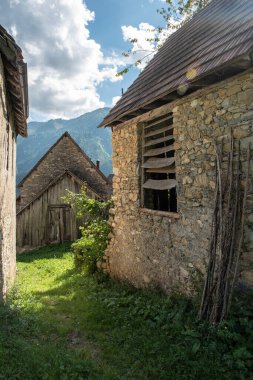 Stavoli Orias yaz manzarası ve köy, İtalya