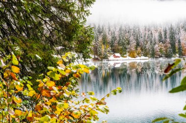 Karlı göl manzarası Fusine, İtalya 