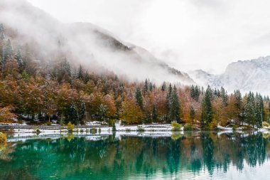 Fusine Gölü Sonbaharda, İtalya 