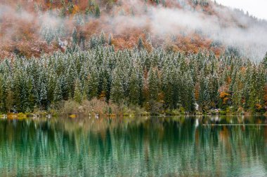 Fusine Gölü Sonbaharda, İtalya 