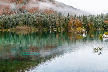 Fusine Gölü Sonbaharda, İtalya 
