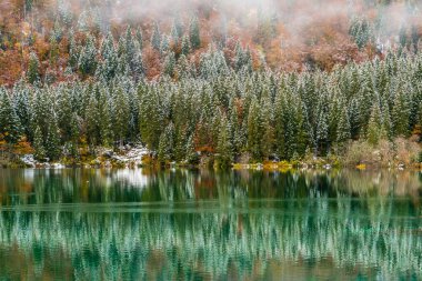 Fusine Gölü Sonbaharda, İtalya 