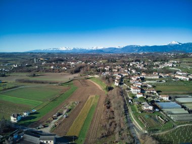 Kırsal alanda hava manzarası, arka planda köy evleri ve dağlar, İtalya 'da Cassacco Komünü