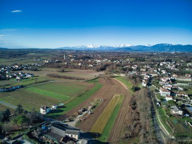 Kırsal alanda hava manzarası, arka planda köy evleri ve dağlar, İtalya 'da Cassacco Komünü
