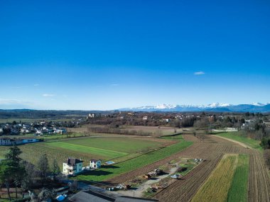 Kırsal alanda hava manzarası, arka planda köy evleri ve dağlar, İtalya 'da Cassacco Komünü