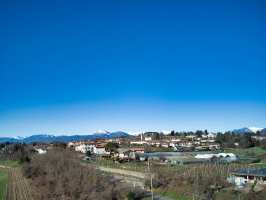 Kırsal alanda hava manzarası, arka planda köy evleri ve dağlar, İtalya 'da Cassacco Komünü