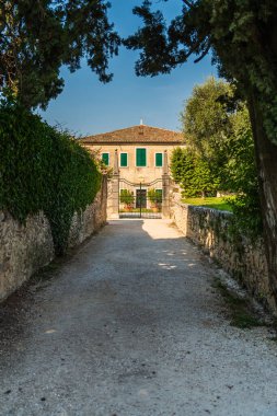 Kuzey İtalya 'daki Garda Gölü' nün çevresine bakın..