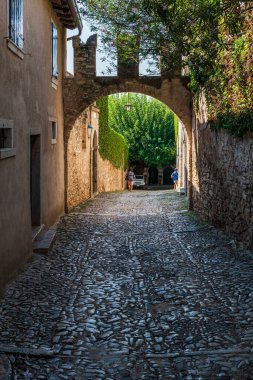 Küçük kasaba binaları ve caddeler, Verona ili, Punta San Vigilio, İtalya 
