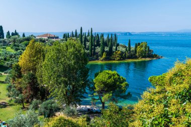 Punta San Vigilio, İtalya, sakin deniz suyu, yaz mevsimi tatil köyü parkı 
