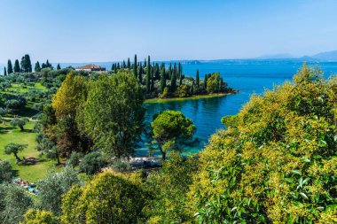 Punta San Vigilio, İtalya, sakin deniz suyu, yaz mevsimi tatil köyü parkı 