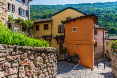 Kuzey İtalya 'daki Garda Gölü' nün çevresine bakın..