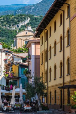 Punta San Vigilio, İtalya Verona ili, renkli evler. 
