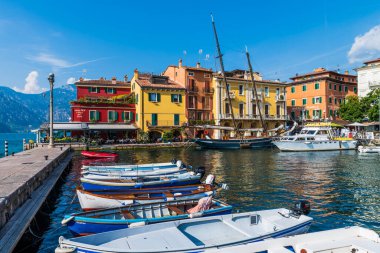 Punta San Vigilio, Verona ili, İtalya, küçük liman kasabası, tekneli deniz.