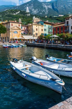 Punta San Vigilio, Verona ili, İtalya, küçük liman kasabası, tekneli deniz.