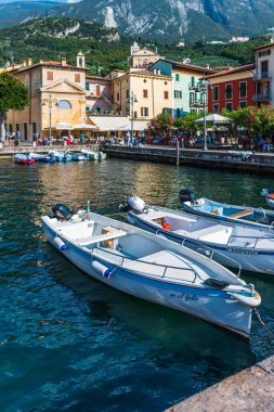 Punta San Vigilio, Verona ili, İtalya, küçük liman kasabası, tekneli deniz.