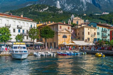 Punta San Vigilio, Verona ili, İtalya, küçük liman kasabası, tekneli deniz.