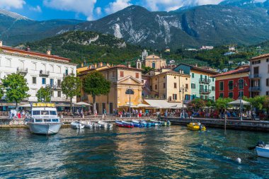 Punta San Vigilio, Verona ili, İtalya, küçük liman kasabası, tekneli deniz.