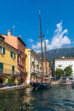 Punta San Vigilio, Verona ili, İtalya, küçük liman kasabası, tekneli deniz.