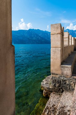 Kuzey İtalya 'daki Garda Gölü' nün çevresine bakın..