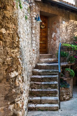 Küçük kasaba binaları ve caddeler, Verona ili, Punta San Vigilio, İtalya 