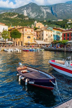 Punta San Vigilio, Verona ili, İtalya, küçük liman kasabası, tekneli deniz.