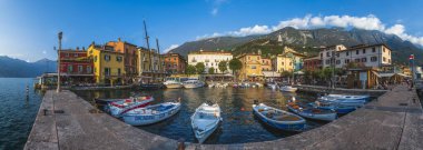 Punta San Vigilio, Verona ili, İtalya, küçük liman kasabası, tekneli deniz.