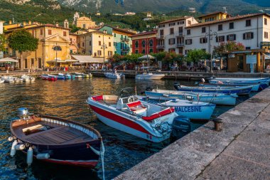 Punta San Vigilio, Verona ili, İtalya, küçük liman kasabası, tekneli deniz.