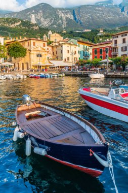Punta San Vigilio, Verona ili, İtalya, küçük liman kasabası, tekneli deniz.