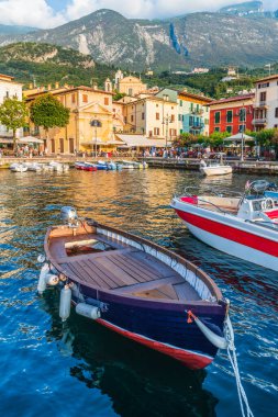 Punta San Vigilio, Verona ili, İtalya, küçük liman kasabası, tekneli deniz.