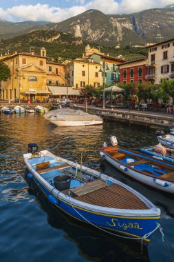 Punta San Vigilio, Verona ili, İtalya, küçük liman kasabası, tekneli deniz.