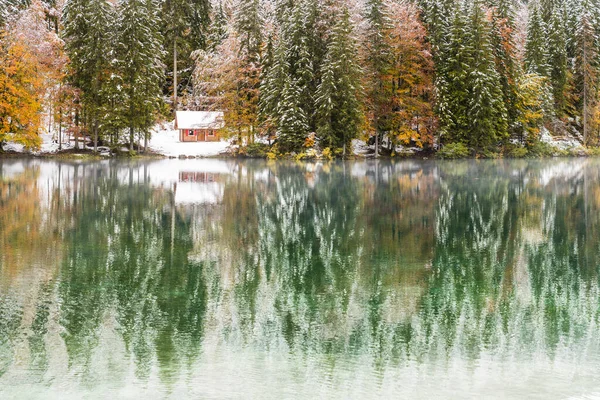 雪の湖の風景 Fusine Italy — ストック写真