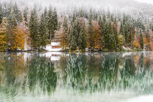 Γραφική Θέα Της Χιονισμένης Λίμνης Fusine Ιταλία — Φωτογραφία Αρχείου