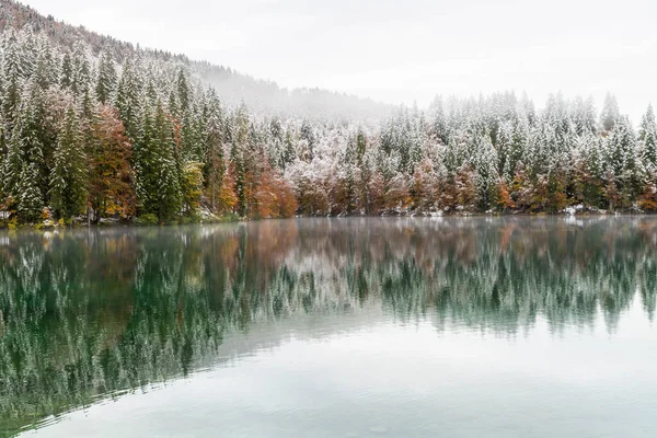 雪の湖の風景 Fusine Italy — ストック写真